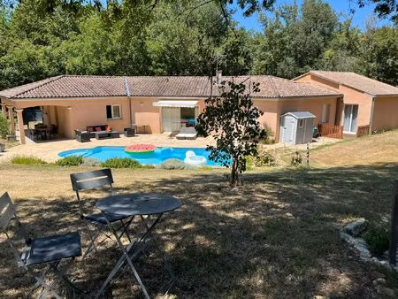 villa entourée de bois sur terrain d'un hectare