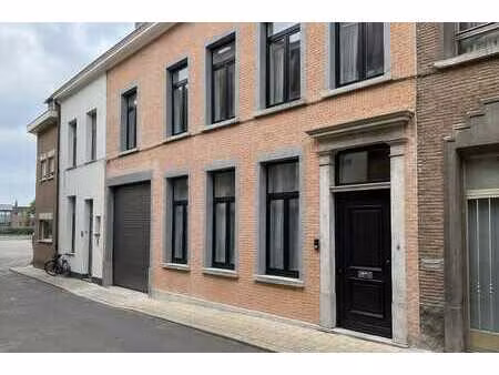herenhuis  305 m2 bewoonb  met tuin en 50 meter van de sc...