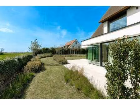 villa de luxe à vendre à knokke vue dégagée sur les champs.