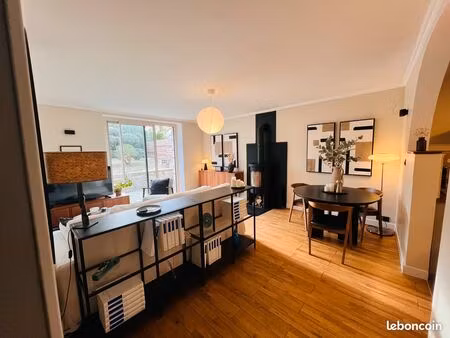 maison en pierre rénovée avec goût avec garage et jardin clos