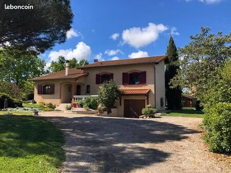 belle maison au calme piscinable avec champ au fond du jardin