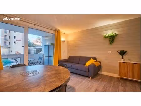t2 meublé 29 m² avec balcon – résidence avec piscine – face aux thermes