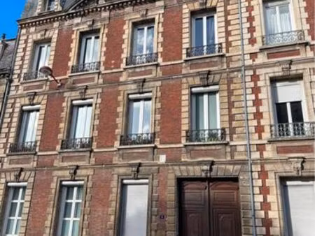 très beau 3 pièces sur cour  très lumineux avec parking  dans magnifique immeuble
