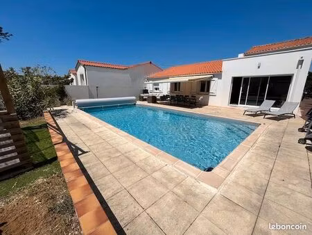 maison de vacances avec piscine à 50m de la mer
