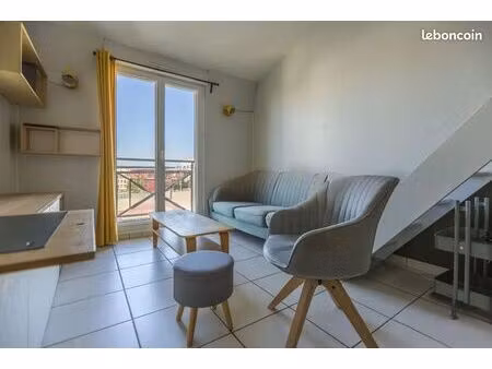 studio meublé avec mezzanine  parking. métro 8 à 8 minutes