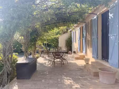 villa de plain pied avec piscine village tous commerces.