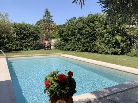 dans village avec commerces  charmante maison en pierre avec jardin et piscine.