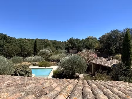 charmante maison spacieuse avec terrain arboré et piscine.