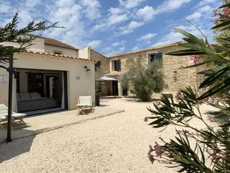 mas provençal avec piscine  jardin et vue sur les vignes.