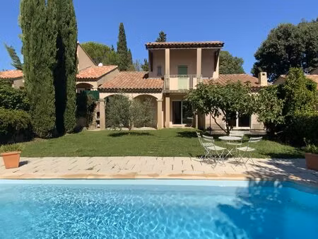 villa avec piscine à 4 km d' uzès.