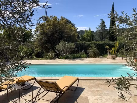 villa avec vue montagne et piscine