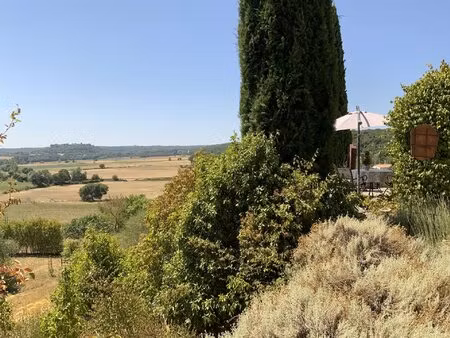 villa d'architecte en position dominante de plain pied et sa vue panoramique.