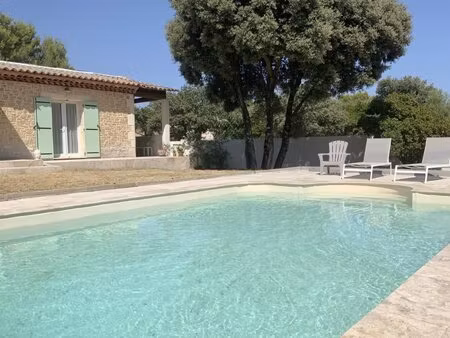 villa de plain pied sur beau terrain arboré avec piscine  et studio indépendant.