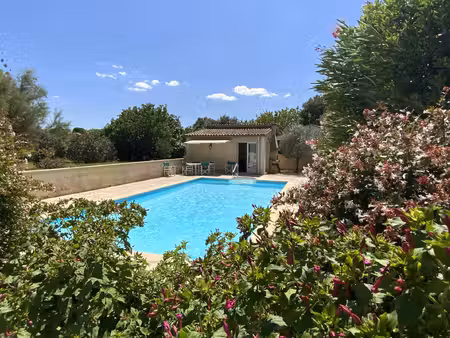 villa de plain pied sur un terrain de 2300 m2 avec piscine.