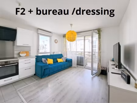 grand f2 très lumineux / 1 chambre de 14 m2 environ / dressing ou bureau de 8.24 m2 / balc