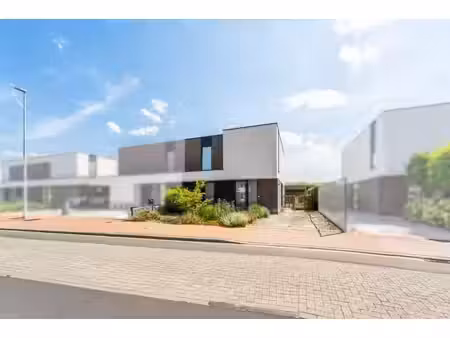 maison récente avec jardin exposé sud