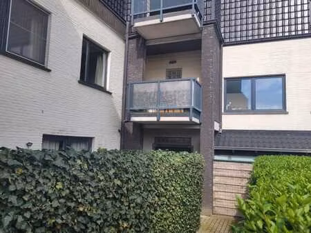 ruim appartement met terras en parkeerplaats