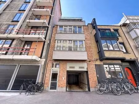 moitié d’un garage double idéalement situé rue august beern…