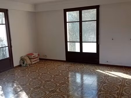 appartement f1 actuellement en cours de rénovation complète. les visites sont possibles et