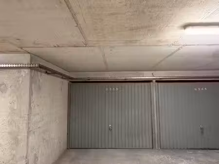 box / garage fermé pour voiture - nice riquier (gare)