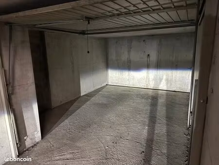 à saisir : garage box fermé 17 m² proximité charpennes
