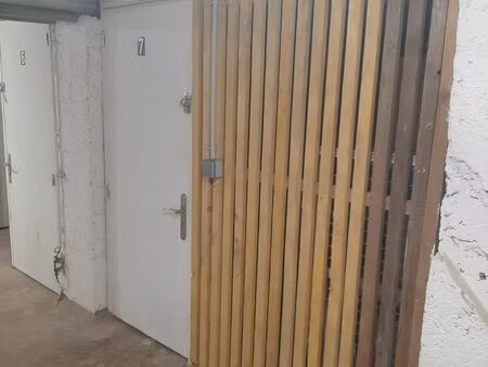 box de rangements dans maison individuelle pour meubles et divers cartons prix 90 par mois