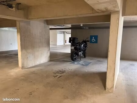 place de parking exceptionnel (20 m2)  piscine olympique