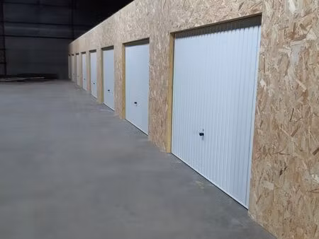 parking/box 20 m² cugand