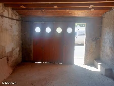 à louer garage fermé avec espace de rangement centre-ville de saverdun