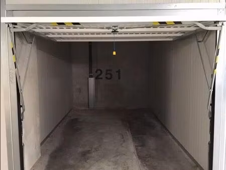 box fermé – 12 m² – vaise industrie