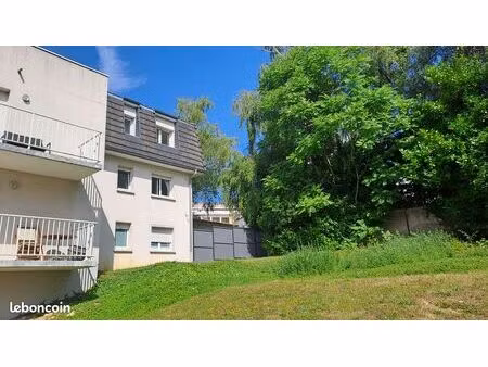 appartement 2 pièces de 52 m²  traversant dans une petite copropriété au calme situé dans 