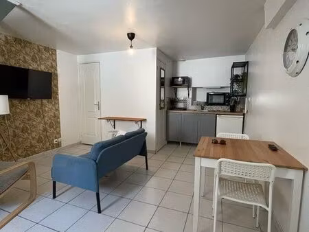 location studio meublé