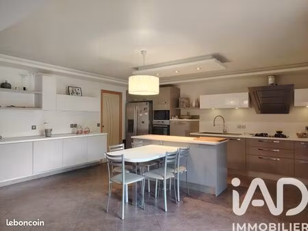 propriété 5 pièces 145 m²
