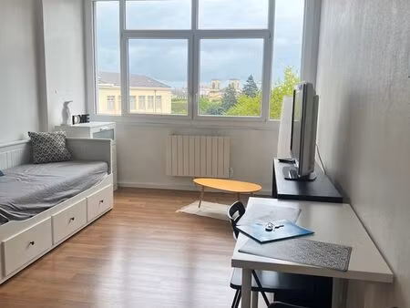 ? studio meublé rue de l’héritan — cœur de mâcon — 22 54 m²