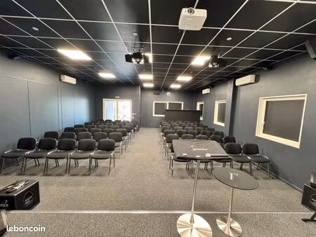 local de conférence  culte  formation  réunion  etc