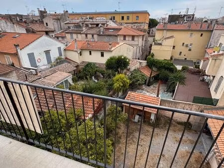 vieil antibes 3 pièces traversant dernier étage avec un grand balcon