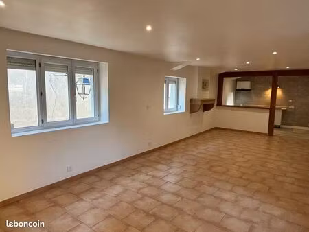 appartement t2 de 73 m² avec cour