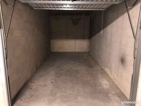 location box parking voiture moto deux roue stationnement