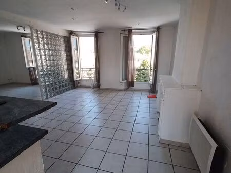 appartement t2/t3 traversant 50m² à toulon saint-jean