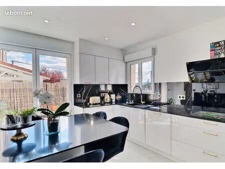 t3 de 80 m2 rénové avec 2 terrasses  parking et abri de jardin