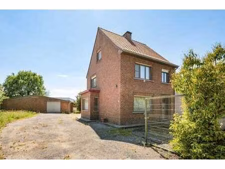 charmante maison semi-ouverte idéalement située avec entrepô