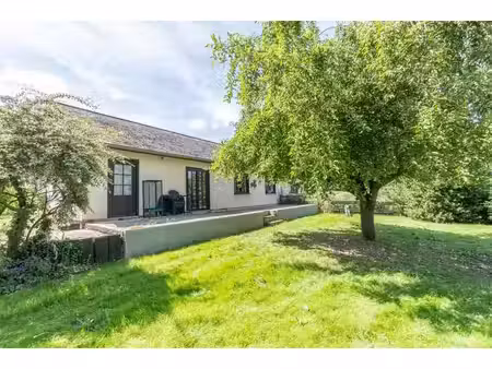 maison de plain-pied - sur beau terrain de 15 ares