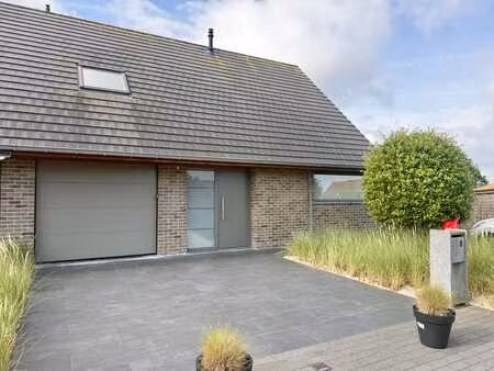 lombardsijde  uiterst verzorgde koppelwoning op het einde...