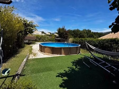 maison avec piscine et vue dégagée