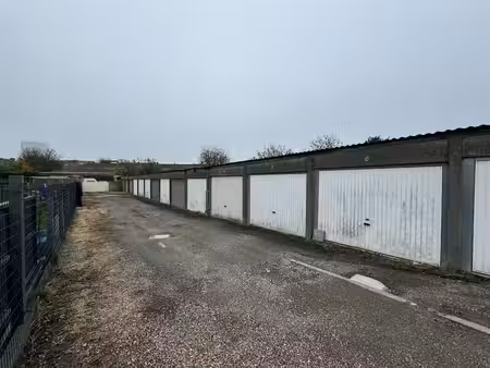 complexe de garages comprenant 12 boxes fermés