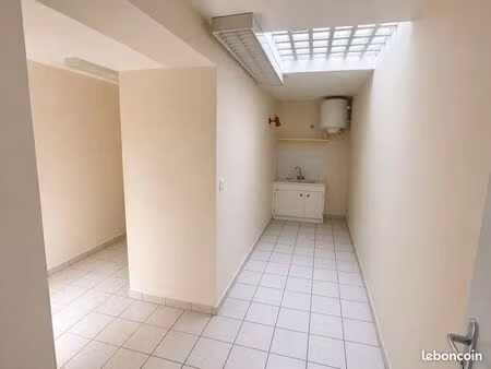local professionnel + parking + salle d'attente