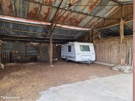 garage hivernage caravane dans hangar ouvert