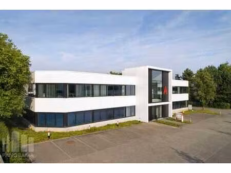bureaux et entrepôts bénéficiant d’une visibilité depuis ...