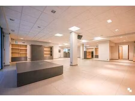 deels ingerichte handelsruimte op toplocatie te sint-andries