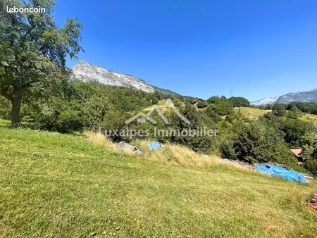 terrain constructible de près de 3 000 m² aux clefs